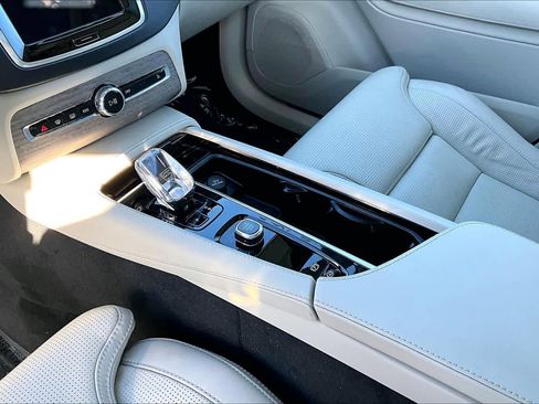 Certified 2024 Volvo XC90 B6 Ultimate w/ Protection Package Premier image 15