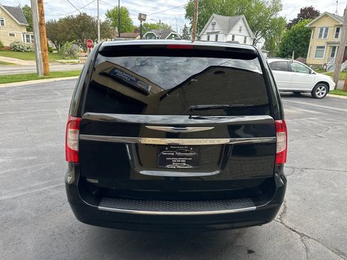Used 2015 Chrysler Town & Country Touring FWD image 4