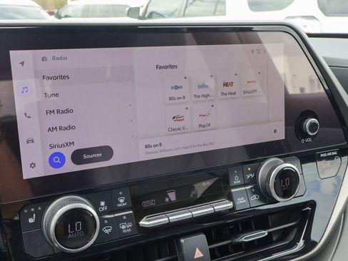 Used 2024 Toyota Highlander XLE image 5