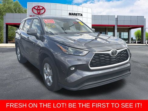 Used 2024 Toyota Highlander LE FWD image 1