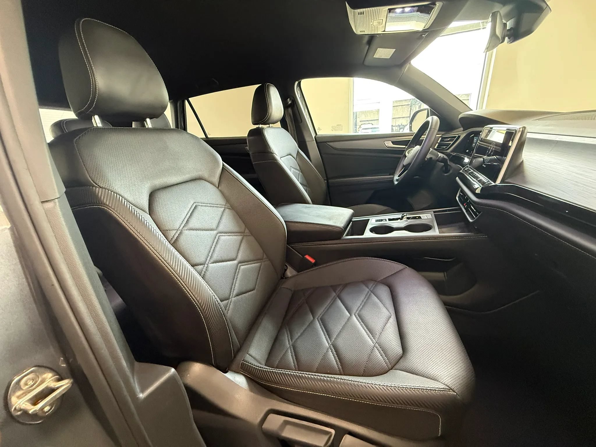 Used 2024 Volkswagen Atlas Cross Sport SE FWD image 19