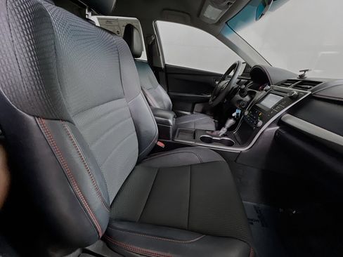 Used 2016 Toyota Camry SE image 30