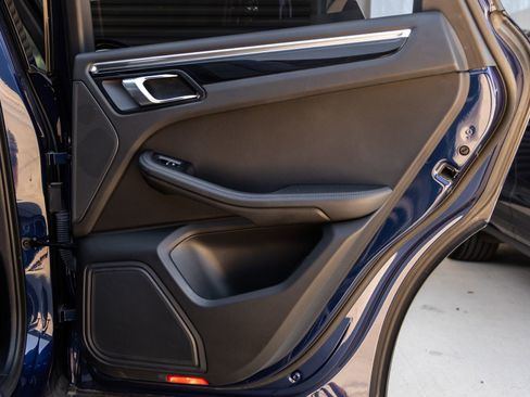 Certified 2022 Porsche Macan AWD/4WD image 35