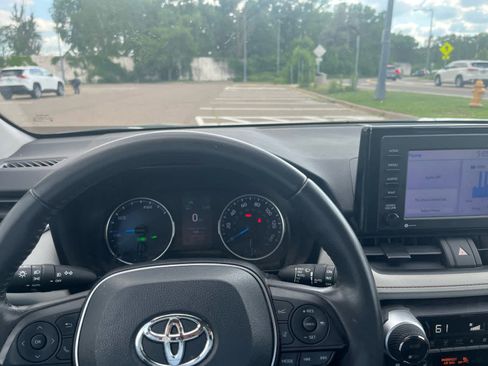 Certified 2020 Toyota RAV4 XLE w/ XLE Grade Weather Package AWD/4WD image 11