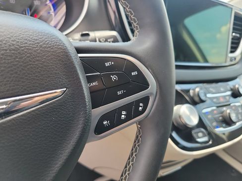 Used 2023 Chrysler Pacifica Touring-L FWD image 25