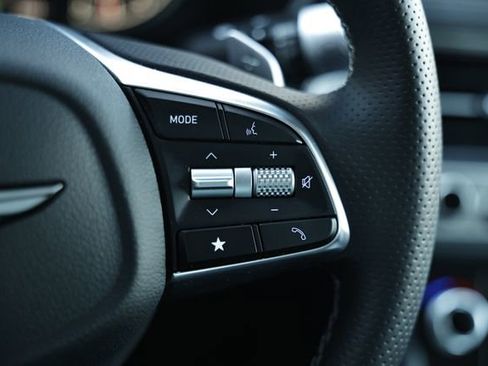 Used 2025 Genesis G70 2.5T image 32