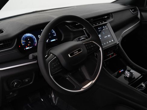 Used 2023 Jeep Grand Cherokee Altitude image 24