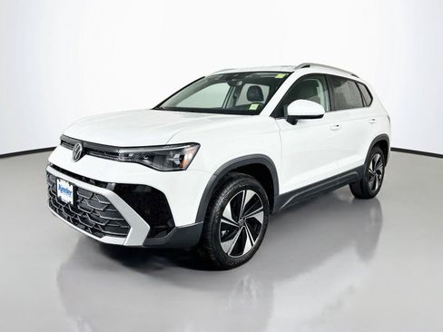 Used 2025 Volkswagen Taos SE AWD/4WD image 2