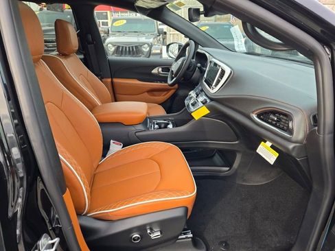 New 2026 Chrysler Pacifica Pinnacle image 5