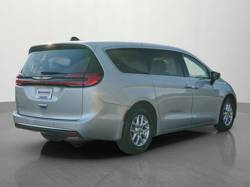 Used 2024 Chrysler Pacifica Touring-L image 7