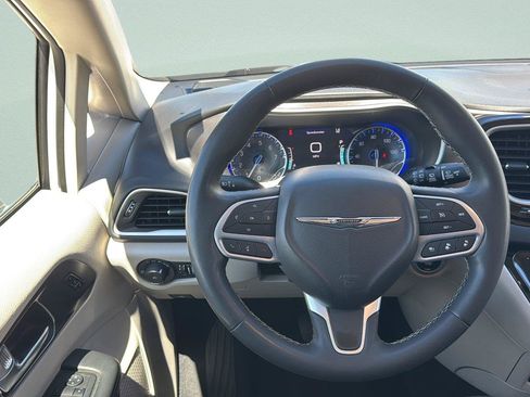 Used 2024 Chrysler Pacifica Touring-L FWD image 19