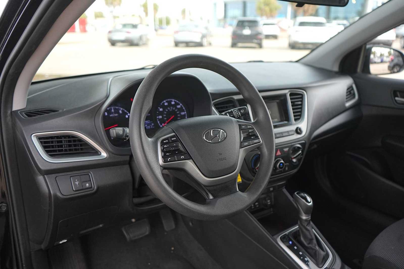 Used 2020 Hyundai Accent SE FWD image 2