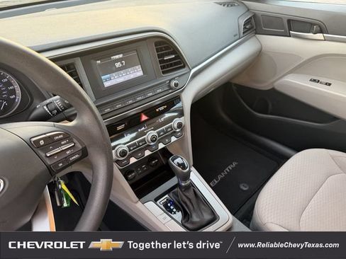 Used 2020 Hyundai Elantra SE FWD image 18