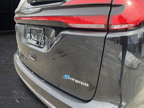 Used 2021 Chrysler Pacifica Touring-L image 9