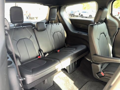 Used 2026 Chrysler Pacifica Select AWD/4WD image 12