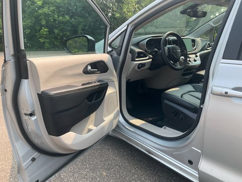 Used 2024 Chrysler Pacifica Touring-L FWD image 27