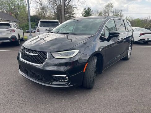 Used 2024 Chrysler Pacifica Touring-L image 35