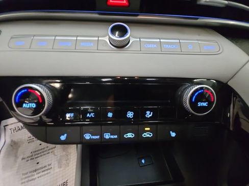 Certified 2025 Hyundai Elantra Limited FWD image 17