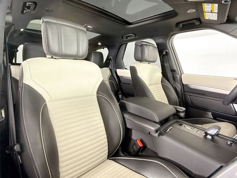 Used 2024 Land Rover Discovery Dynamic SE AWD/4WD image 14