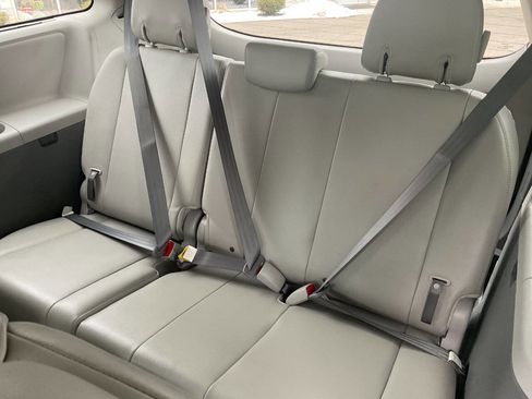 Used 2012 Toyota Sienna XLE image 29