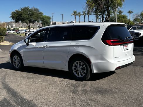 New 2025 Chrysler Pacifica Select image 4