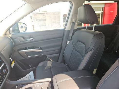 New 2025 Nissan Pathfinder Platinum image 28