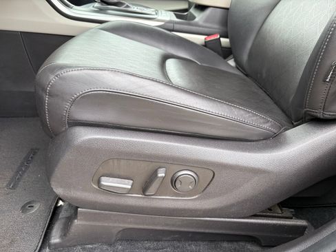 Used 2022 Kia Carnival LX FWD image 26