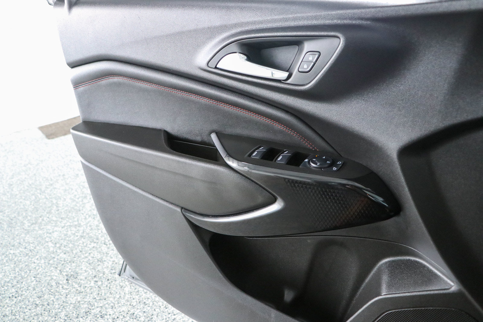 Used 2025 Chevrolet Trax RS w/ Sunroof Package FWD image 22