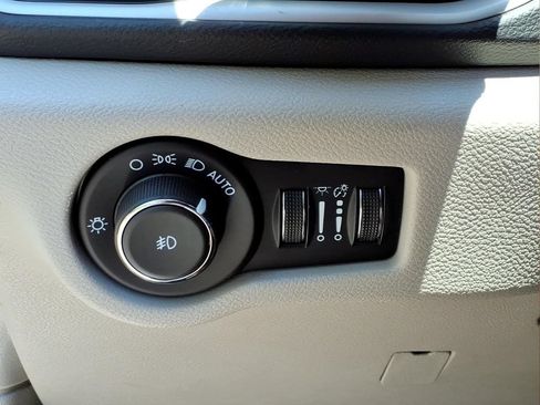 Used 2023 Chrysler Pacifica Touring-L FWD image 11