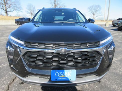 Used 2025 Chevrolet Trax LT w/ LT Convenience Package image 8