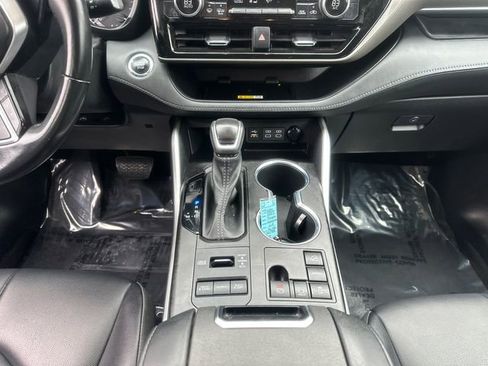 Used 2023 Toyota Highlander XLE image 25