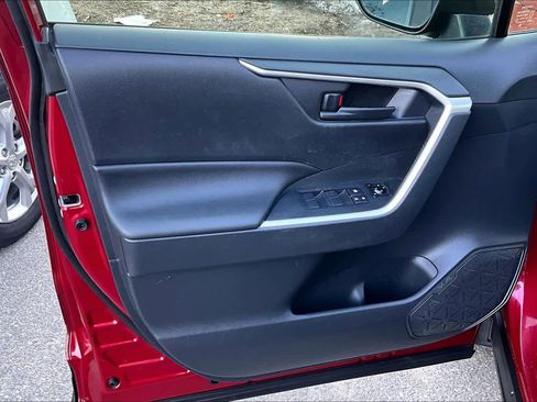 Used 2019 Toyota RAV4 LE w/ Carpet Mat Package image 20