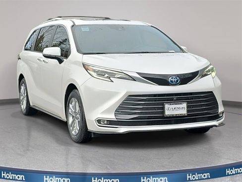 Used 2024 Toyota Sienna Platinum image 4