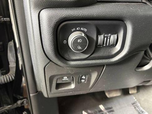 Used 2022 RAM 1500 Laramie AWD/4WD image 13