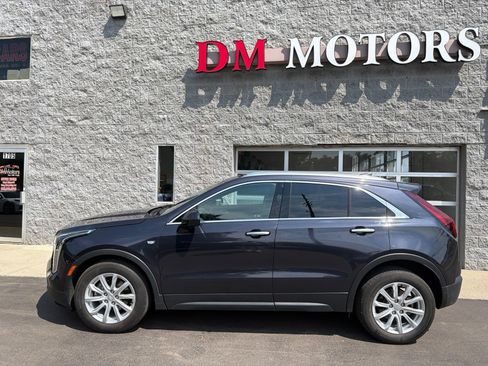 Used 2022 Cadillac XT4 Luxury w/ Cold Weather Package AWD/4WD image 2