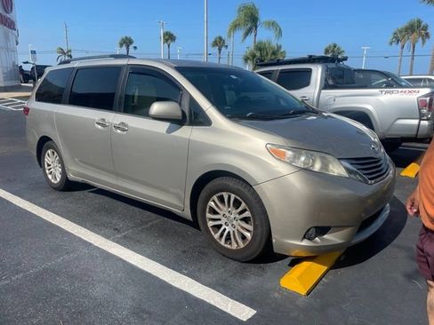 Used 2017 Toyota Sienna XLE Premium FWD image 3