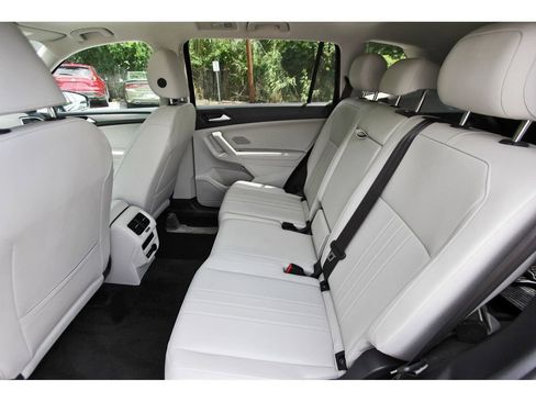 Used 2024 Volkswagen Tiguan SE w/ Panoramic Sunroof Package AWD/4WD image 11