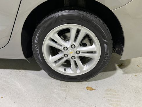 Used 2018 Chevrolet Cruze LT image 13