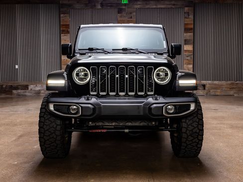 Used 2020 Jeep Gladiator Overland image 2