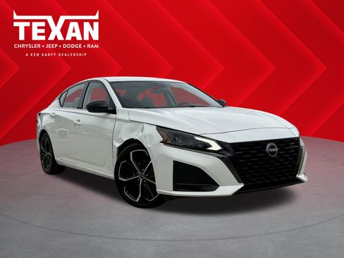 Used 2023 Nissan Altima 2.5 SR FWD image 1