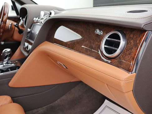 Used 2019 Bentley Bentayga image 40