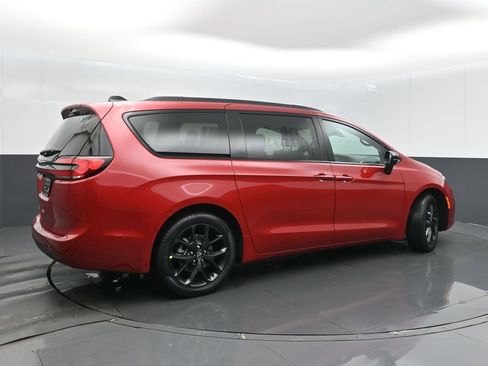 New 2026 Chrysler Pacifica Select w/ S Appearance Package image 7