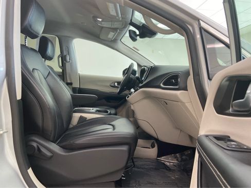 Used 2024 Chrysler Pacifica Touring-L FWD image 19