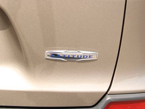 Used 2019 Jeep Cherokee Latitude Plus w/ Comfort/Convenience Group AWD/4WD image 13