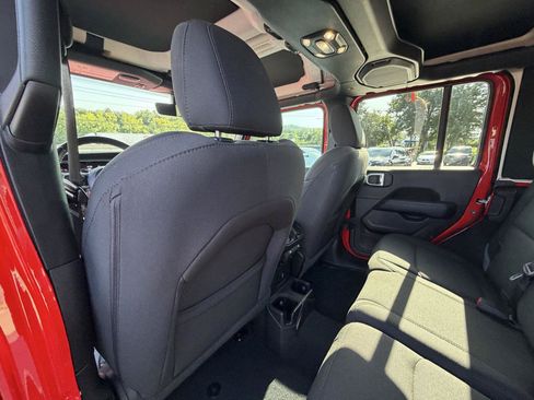 Used 2022 Jeep Wrangler Unlimited Sahara AWD/4WD image 29