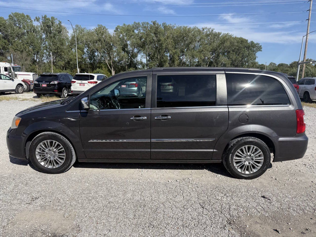 Used 2016 Chrysler Town & Country Touring-L w/ Driver Convenience Group FWD image 6