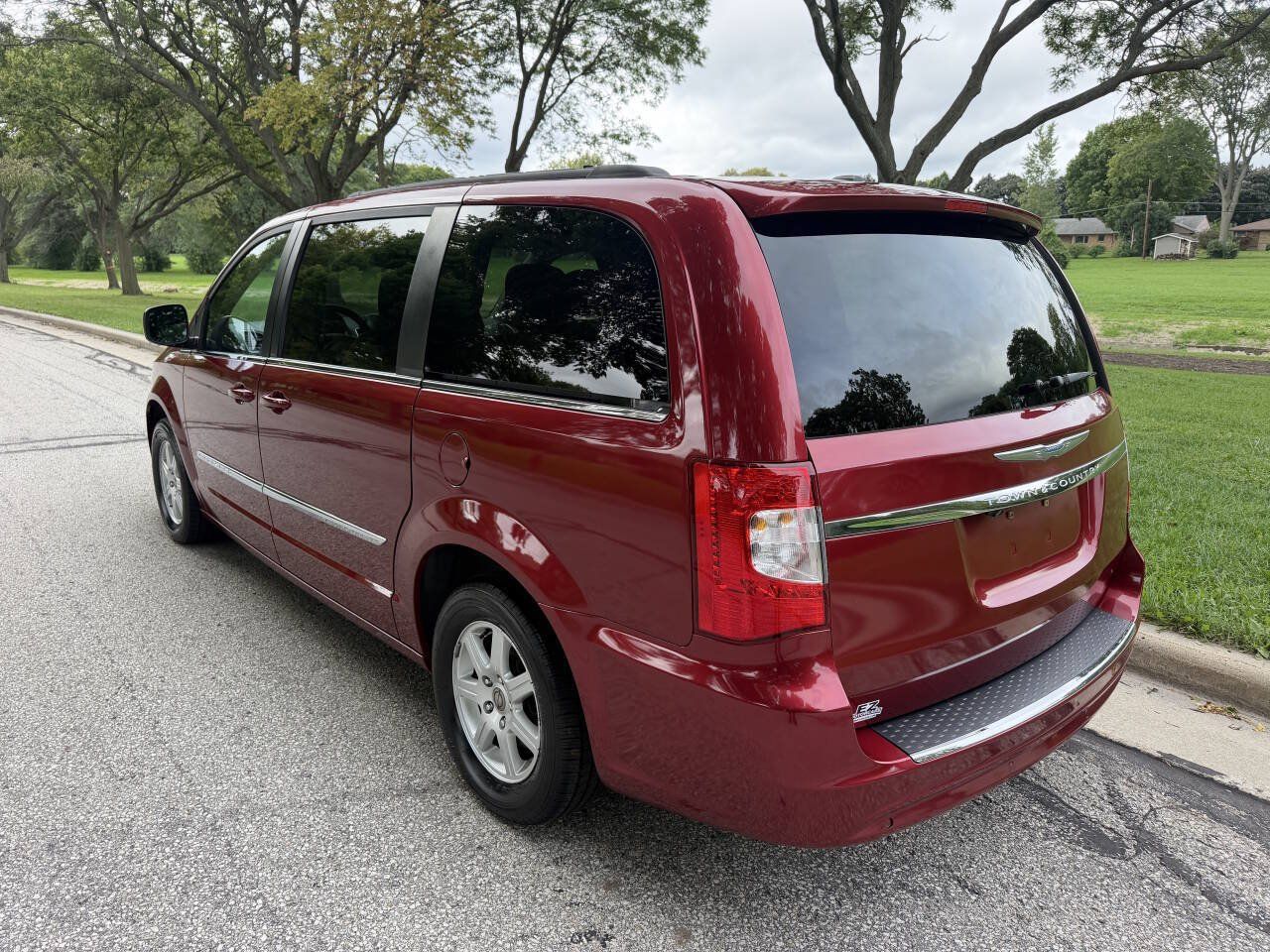 Used 2012 Chrysler Town & Country Touring FWD image 3