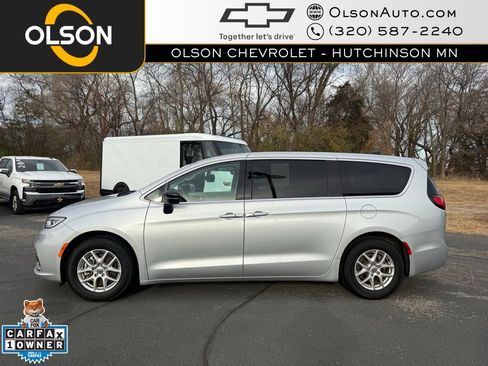 Used 2024 Chrysler Pacifica Touring-L image 2
