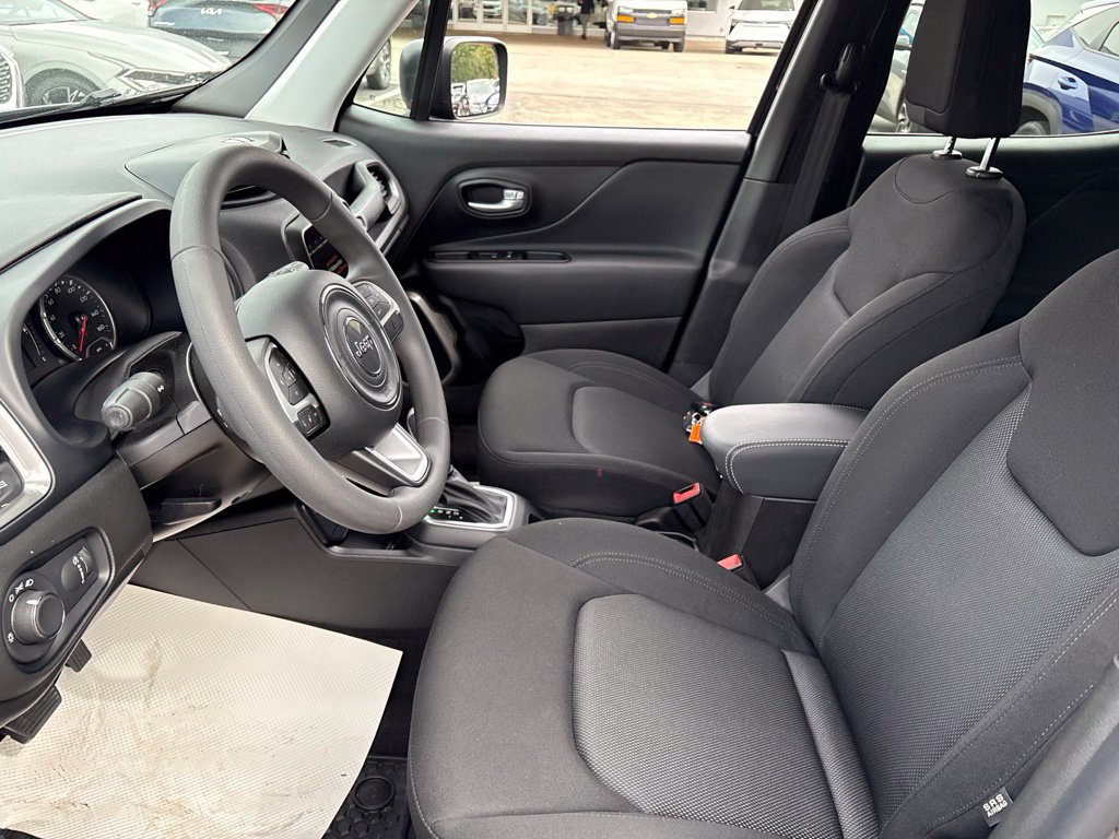 Used 2023 Jeep Renegade Latitude AWD/4WD image 9