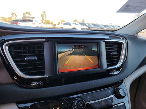 Used 2023 Chrysler Voyager LX image 18